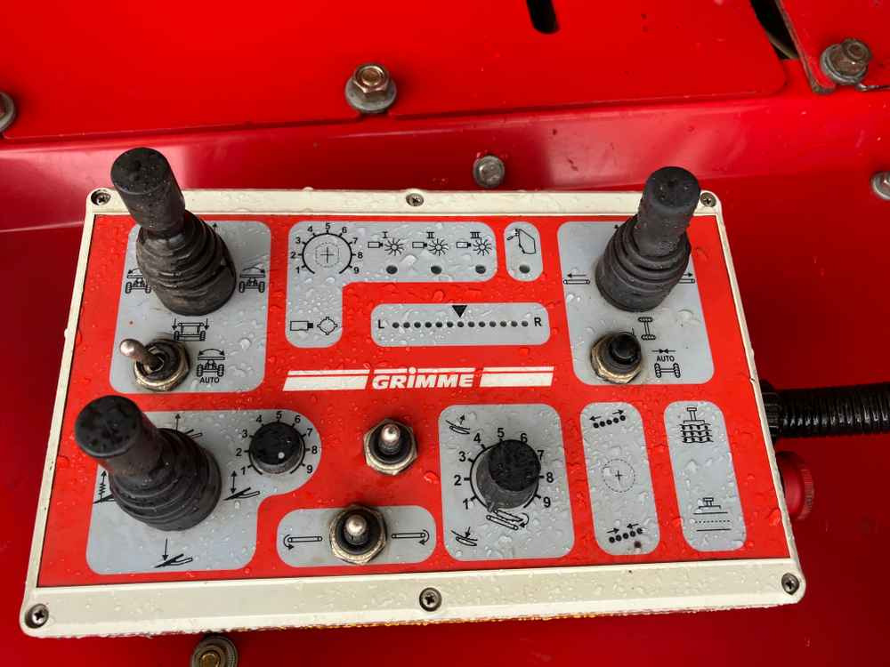 Grimme CS 150 - Burgonyakombájn: 4 kép. Grimme CS 150 - Burgonyakombájn: 4 kép.