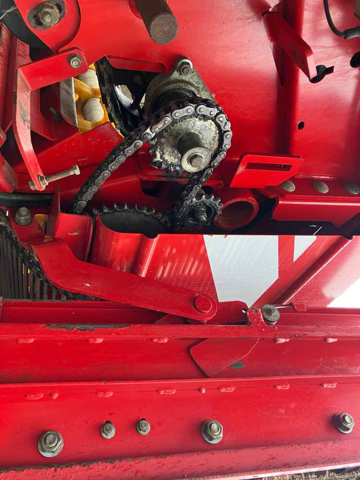 Grimme CS 150 - Burgonyakombájn: 2 kép. Grimme CS 150 - Burgonyakombájn: 2 kép.