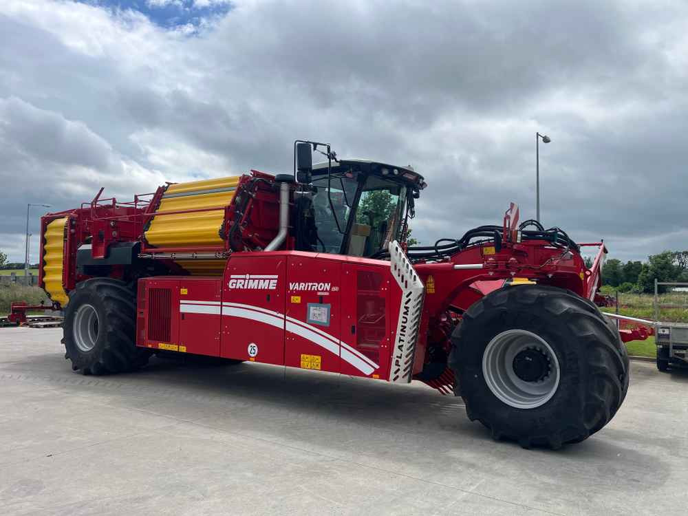 Grimme VARITRON 270 PLATINUM TT - Betakarító gép: 1 kép. Grimme VARITRON 270 PLATINUM TT - Betakarító gép: 1 kép.