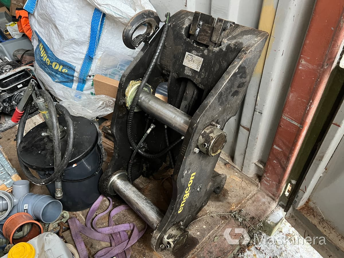 Redskapsfäste B20 Engcon RFS1 - Adapterek - Építőipari gépek: 1 kép. Redskapsfäste B20 Engcon RFS1 - Adapterek - Építőipari gépek: 1 kép.