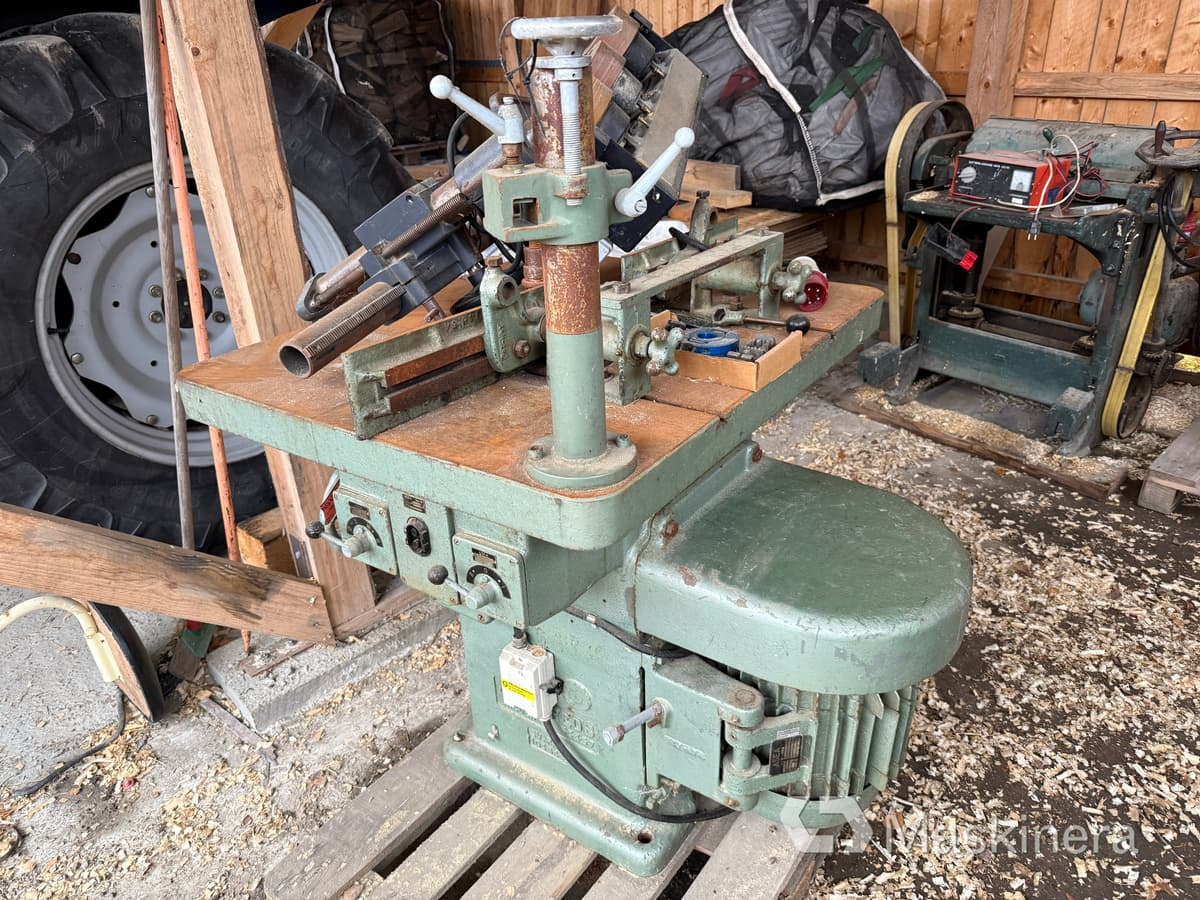 Bordsfräs med matarverk Jonsereds - Építőipari berendezések: 1 kép. Bordsfräs med matarverk Jonsereds - Építőipari berendezések: 1 kép.