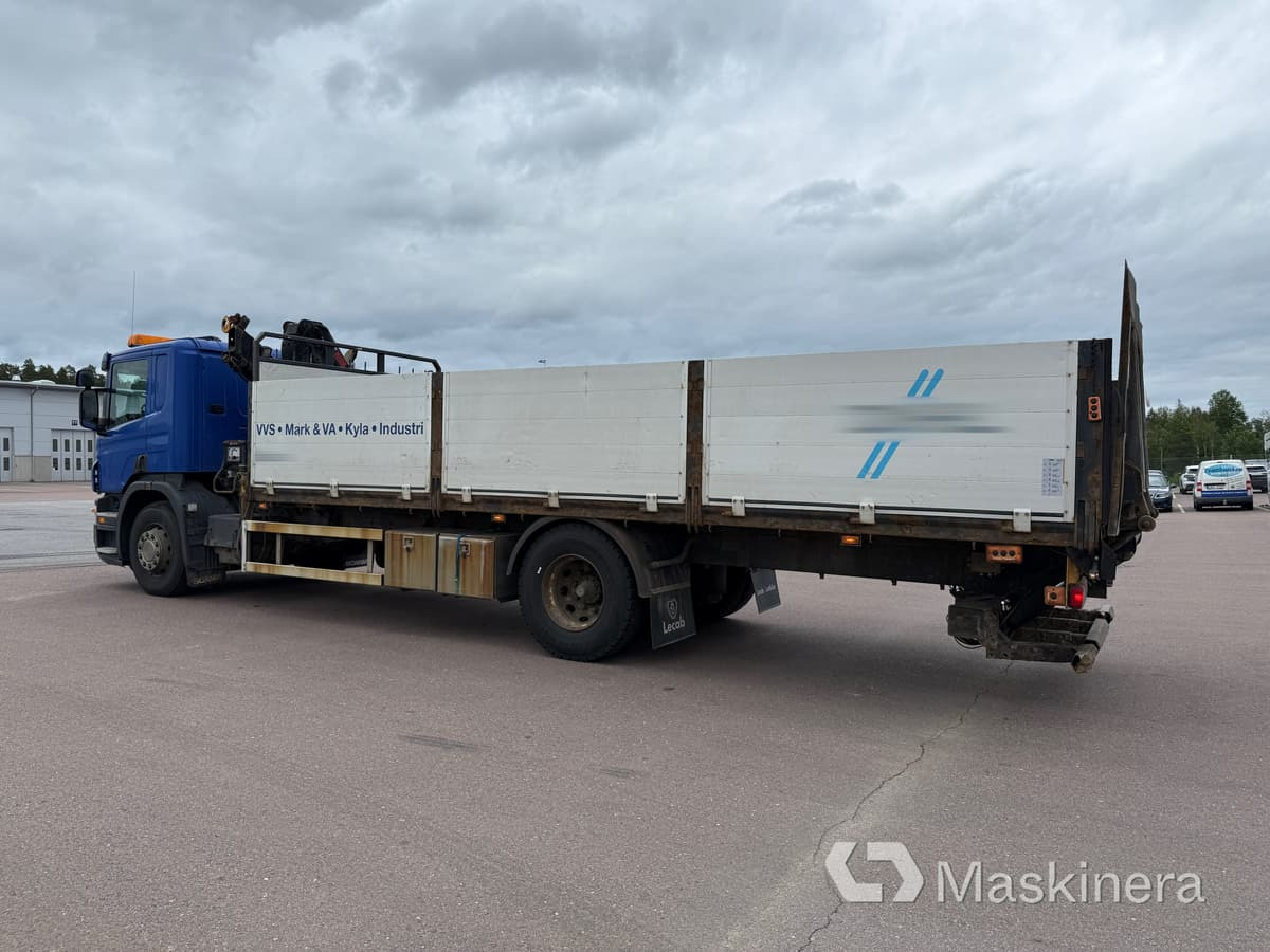 Brädgårdsbil med kran Scania P320 - Platós teherautó, Darus autó: 3 kép. Brädgårdsbil med kran Scania P320 - Platós teherautó, Darus autó: 3 kép.