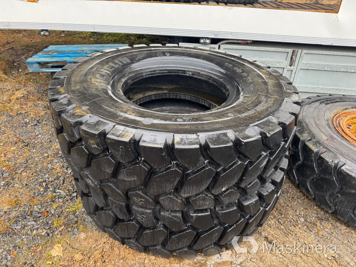 Däck Michelin 18.00 R 33 XDT - Gumiabroncs - Építőipari gépek: 1 kép. Däck Michelin 18.00 R 33 XDT - Gumiabroncs - Építőipari gépek: 1 kép.