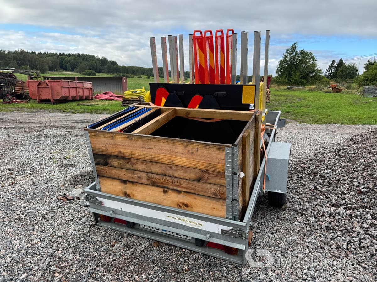 Diverse Vägskyltar med trailer Sävsjösläpet - Építőipari berendezések, Pótkocsi: 3 kép. Diverse Vägskyltar med trailer Sävsjösläpet - Építőipari berendezések, Pótkocsi: 3 kép.