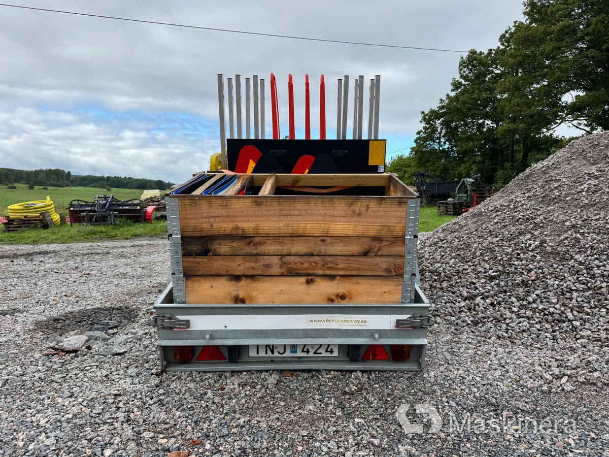 Diverse Vägskyltar med trailer Sävsjösläpet - Építőipari berendezések, Pótkocsi: 4 kép. Diverse Vägskyltar med trailer Sävsjösläpet - Építőipari berendezések, Pótkocsi: 4 kép.