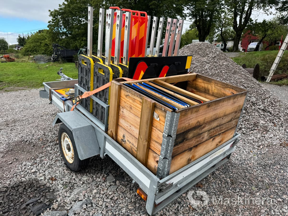 Diverse Vägskyltar med trailer Sävsjösläpet - Építőipari berendezések, Pótkocsi: 5 kép. Diverse Vägskyltar med trailer Sävsjösläpet - Építőipari berendezések, Pótkocsi: 5 kép.