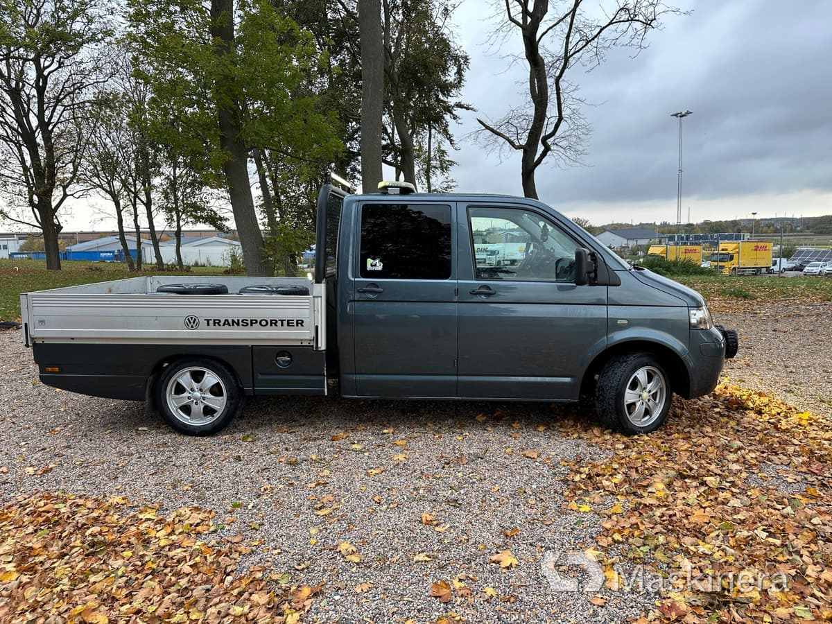 Flakbil Volkswagen Transporter dubbelhytt - Kis furgon: 4 kép. Flakbil Volkswagen Transporter dubbelhytt - Kis furgon: 4 kép.