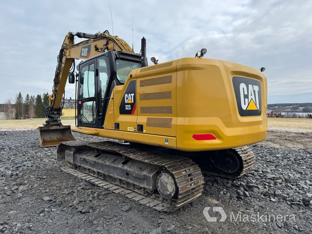 Grävmaskin Cat 323 Next Generation med tillbehör - Lánctalpas kotró: 3 kép. Grävmaskin Cat 323 Next Generation med tillbehör - Lánctalpas kotró: 3 kép.
