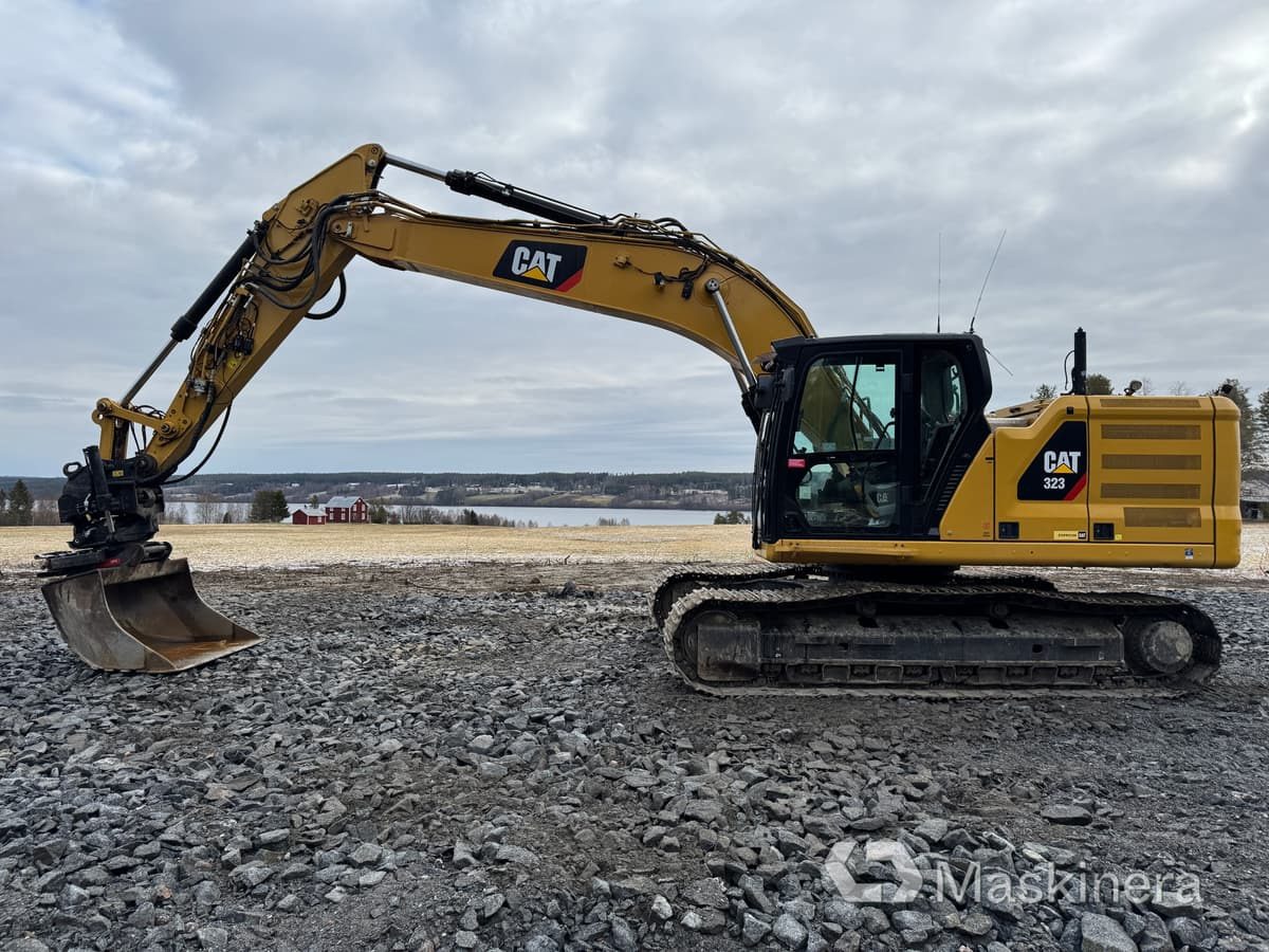 Grävmaskin Cat 323 Next Generation med tillbehör - Lánctalpas kotró: 2 kép. Grävmaskin Cat 323 Next Generation med tillbehör - Lánctalpas kotró: 2 kép.