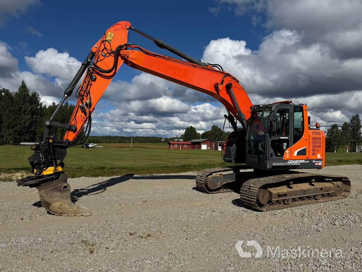 Grävmaskin Doosan DX235LCR-5 - Lánctalpas kotró: 1 kép. Grävmaskin Doosan DX235LCR-5 - Lánctalpas kotró: 1 kép.