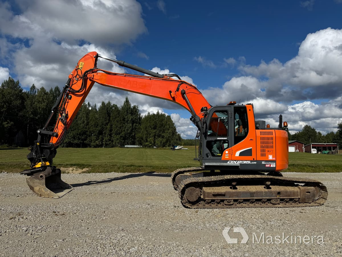 Grävmaskin Doosan DX235LCR-5 - Lánctalpas kotró: 2 kép. Grävmaskin Doosan DX235LCR-5 - Lánctalpas kotró: 2 kép.