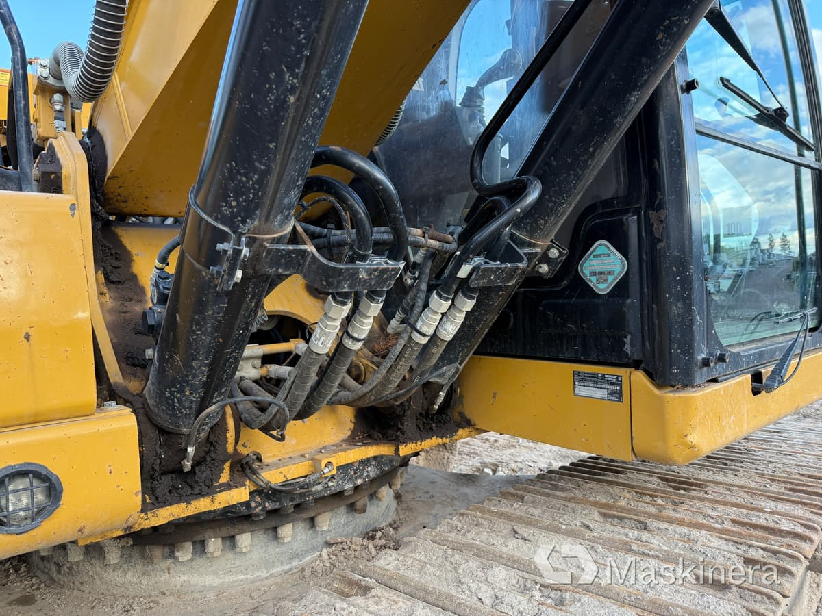 Lánctalpas kotró Grävmaskin CAT 323 Next Generation: 18 kép.