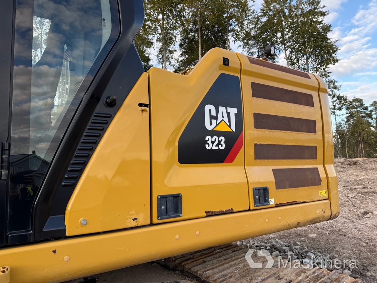 Lánctalpas kotró Grävmaskin CAT 323 Next Generation: 28 kép.
