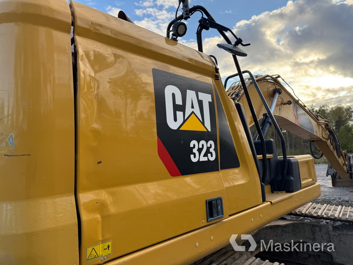 Lánctalpas kotró Grävmaskin CAT 323 Next Generation: 39 kép.