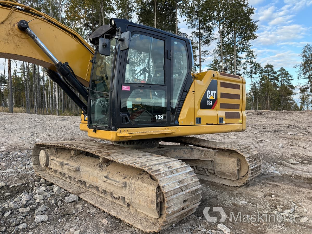 Lánctalpas kotró Grävmaskin CAT 323 Next Generation: 11 kép.