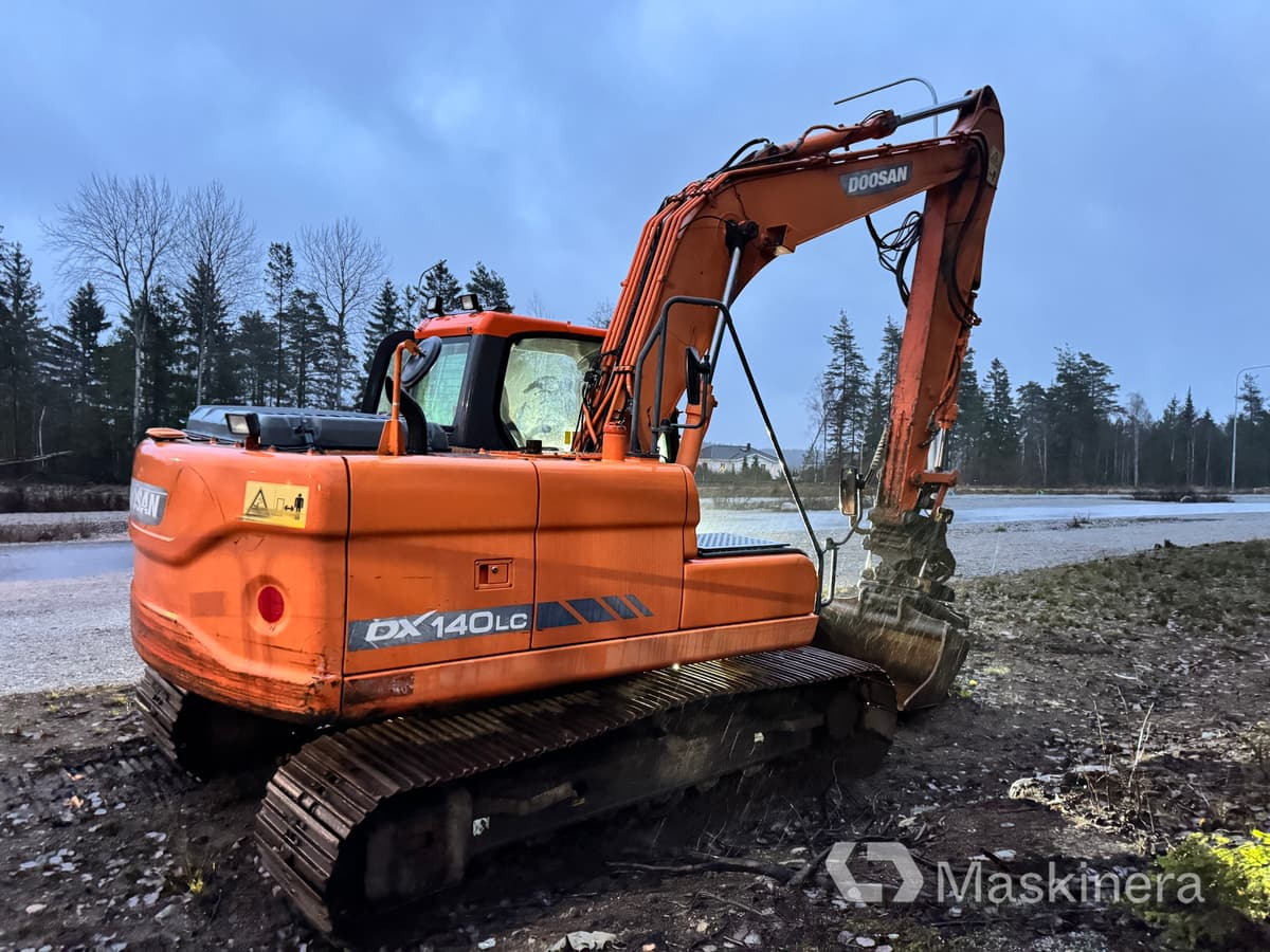 Grävmaskin Doosan DX140LC - Lánctalpas kotró: 4 kép. Grävmaskin Doosan DX140LC - Lánctalpas kotró: 4 kép.