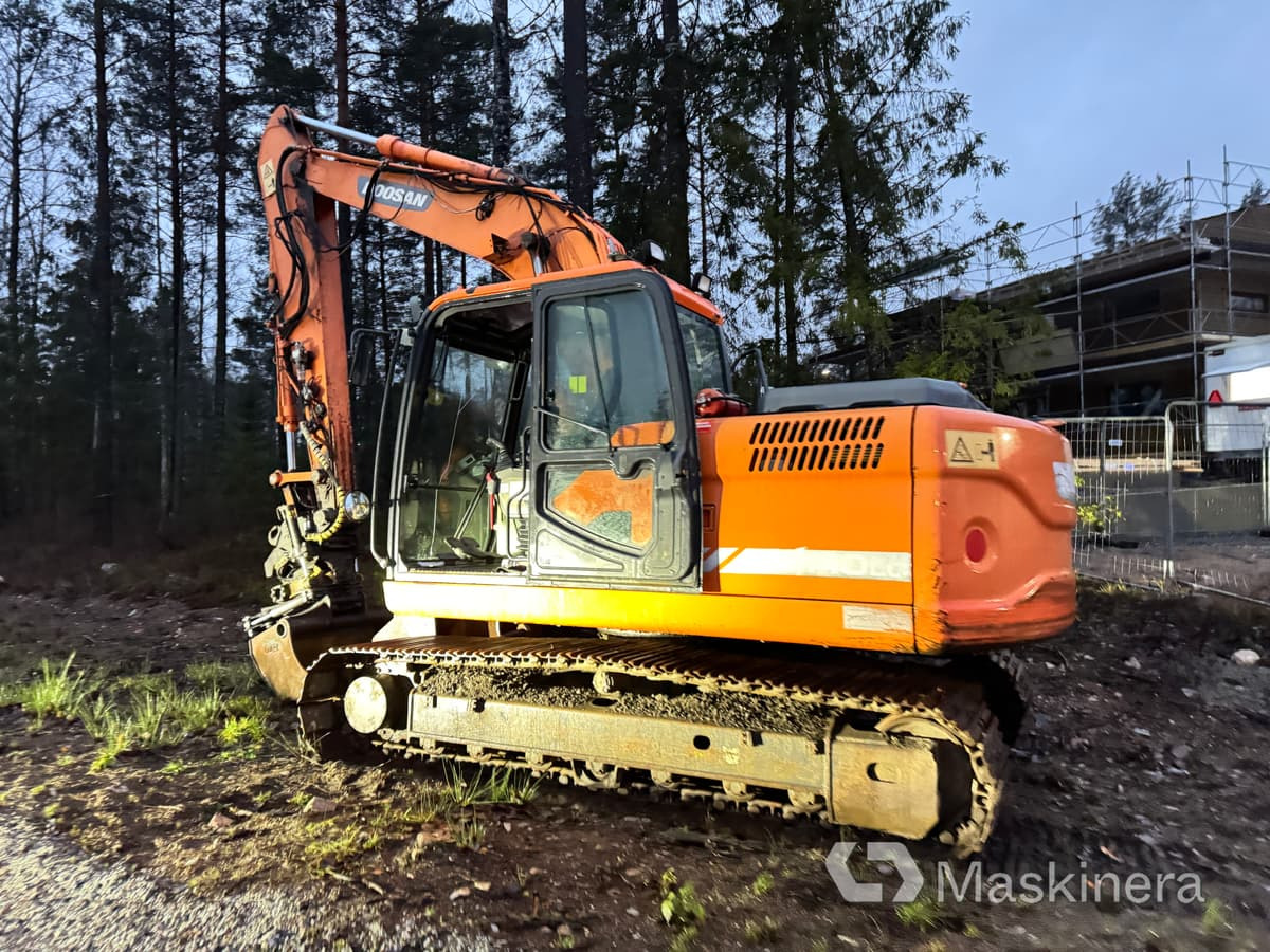 Lánctalpas kotró Grävmaskin Doosan DX140LC: 6 kép. Lánctalpas kotró Grävmaskin Doosan DX140LC: 6 kép.