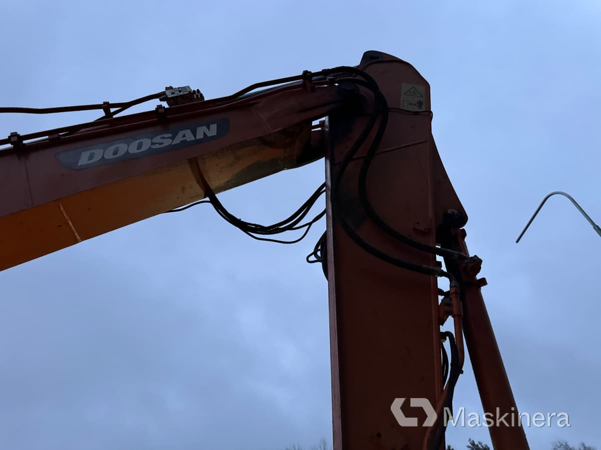 Lánctalpas kotró Grävmaskin Doosan DX140LC: 25 kép. Lánctalpas kotró Grävmaskin Doosan DX140LC: 25 kép.