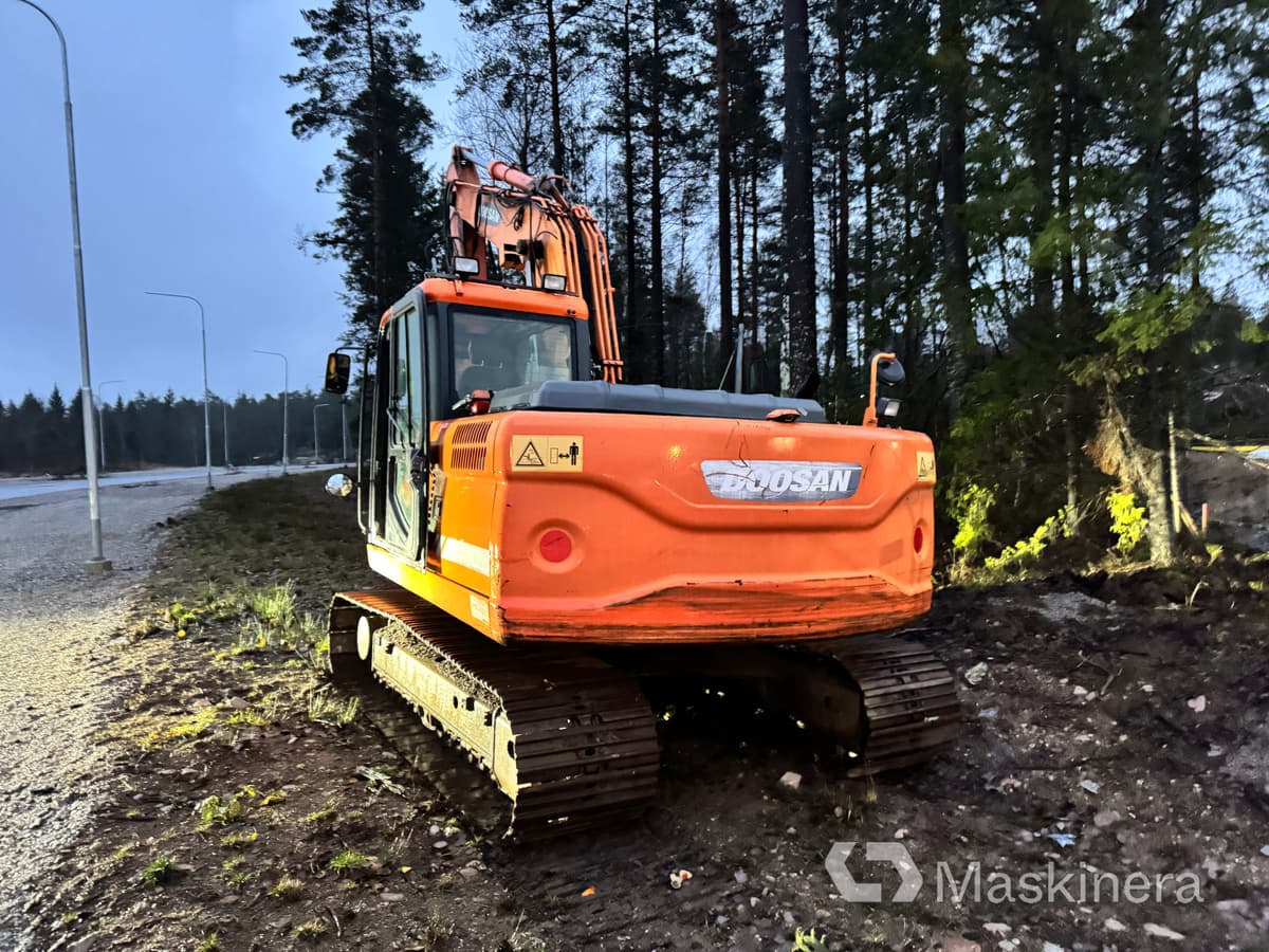 Grävmaskin Doosan DX140LC - Lánctalpas kotró: 5 kép. Grävmaskin Doosan DX140LC - Lánctalpas kotró: 5 kép.