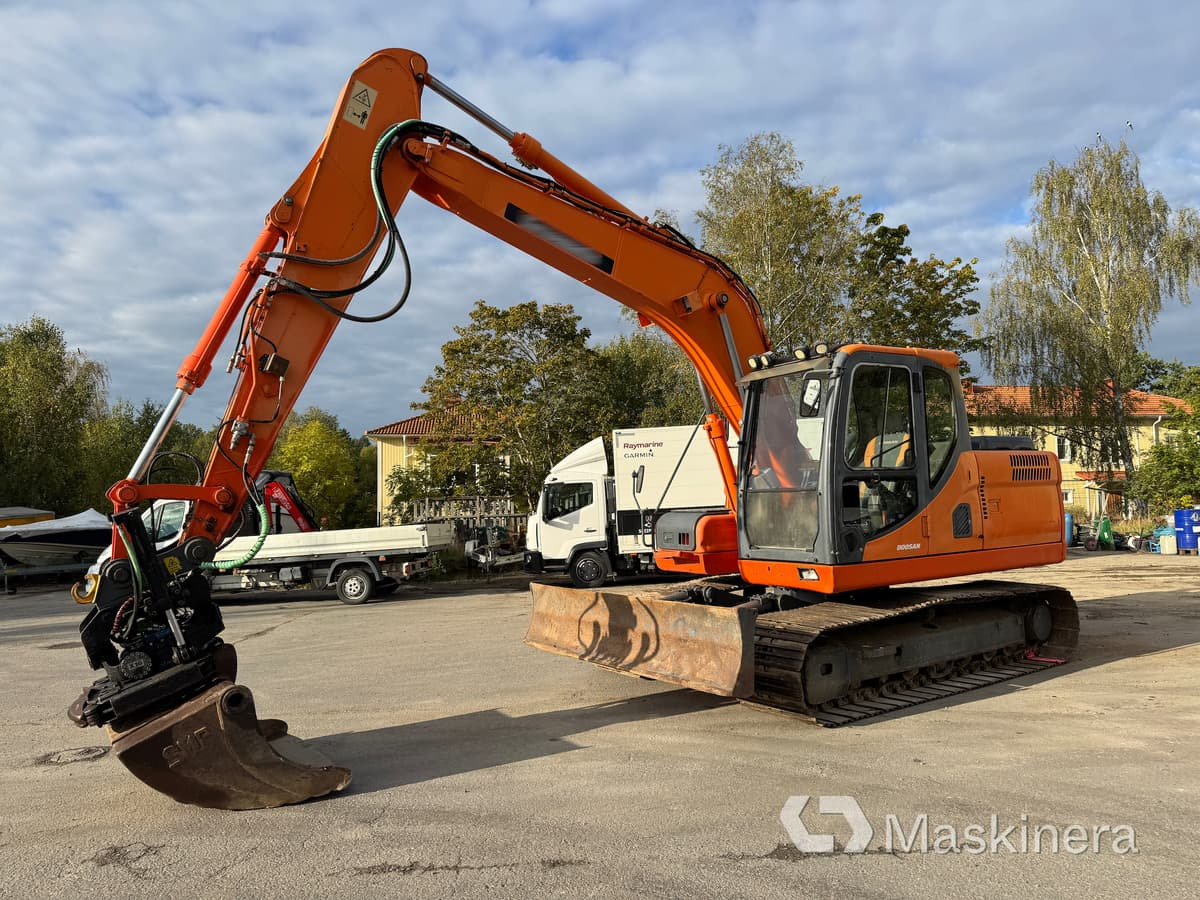 Grävmaskin Doosan DX140LC - Lánctalpas kotró: 1 kép. Grävmaskin Doosan DX140LC - Lánctalpas kotró: 1 kép.