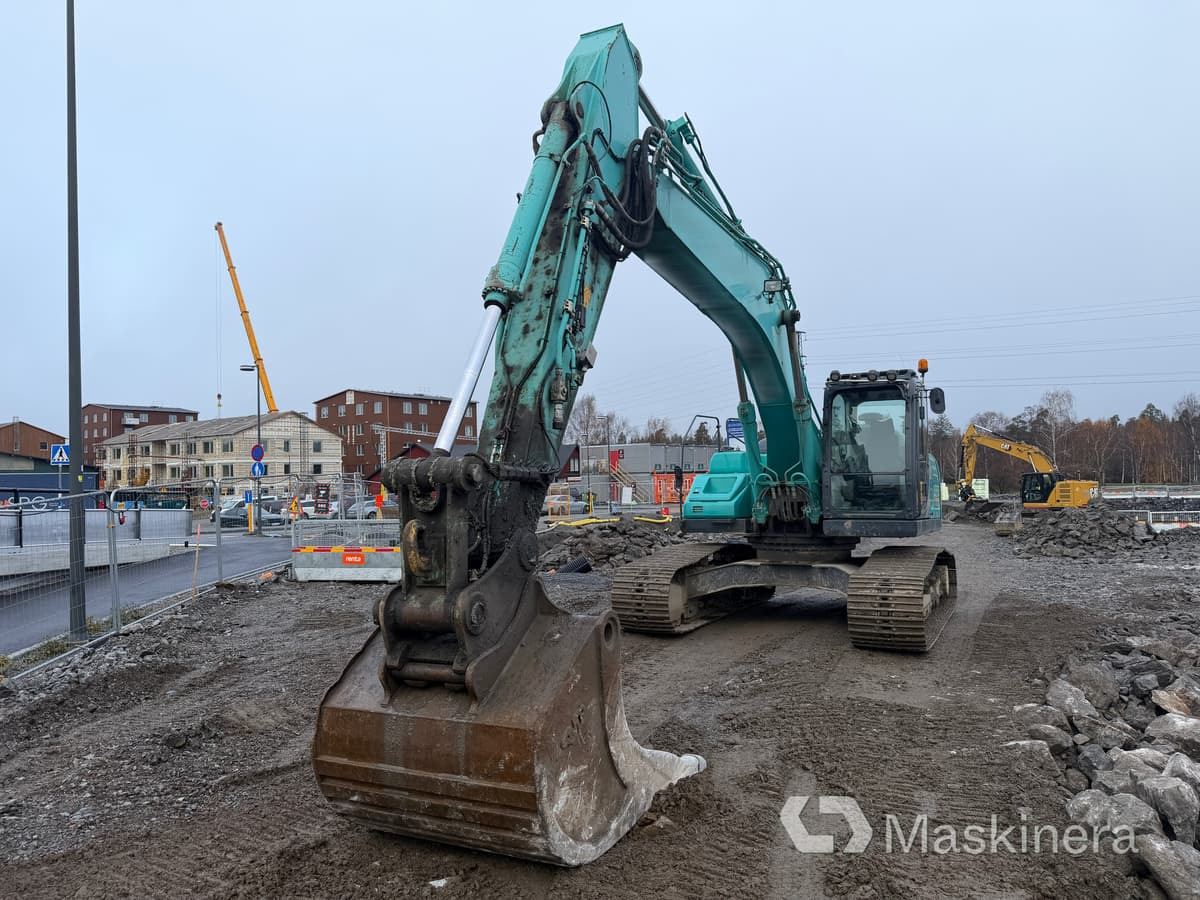 Grävmaskin Kobelco SK260LC-10 - Lánctalpas kotró: 2 kép. Grävmaskin Kobelco SK260LC-10 - Lánctalpas kotró: 2 kép.