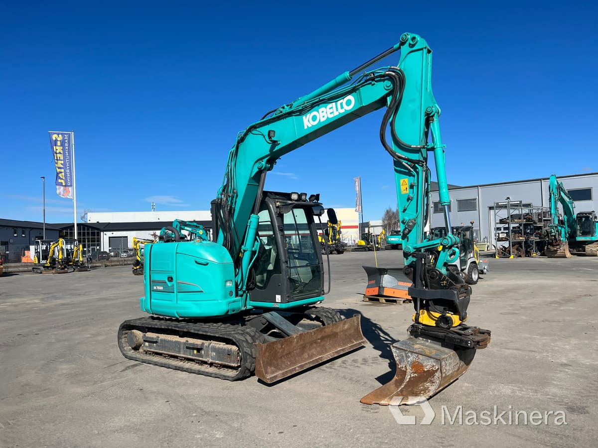 Grävmaskin Kobelco SK75SR-3E - Lánctalpas kotró: 3 kép. Grävmaskin Kobelco SK75SR-3E - Lánctalpas kotró: 3 kép.