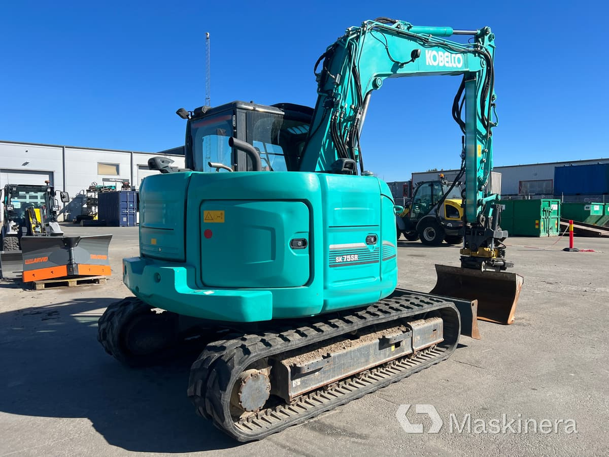 Grävmaskin Kobelco SK75SR-3E - Lánctalpas kotró: 5 kép. Grävmaskin Kobelco SK75SR-3E - Lánctalpas kotró: 5 kép.