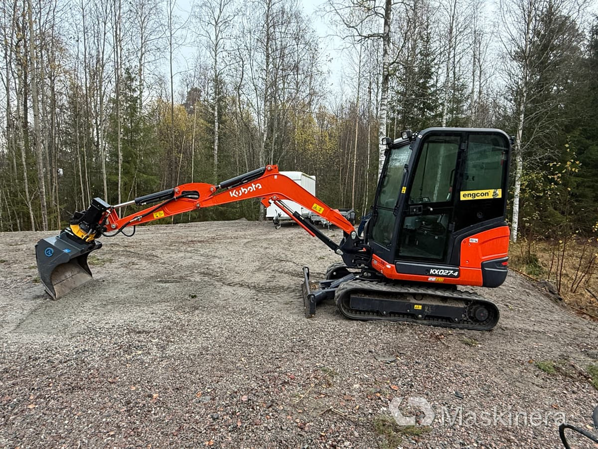 Grävmaskin Kubota KX027-4 med flera redskap - Lánctalpas kotró: 2 kép. Grävmaskin Kubota KX027-4 med flera redskap - Lánctalpas kotró: 2 kép.