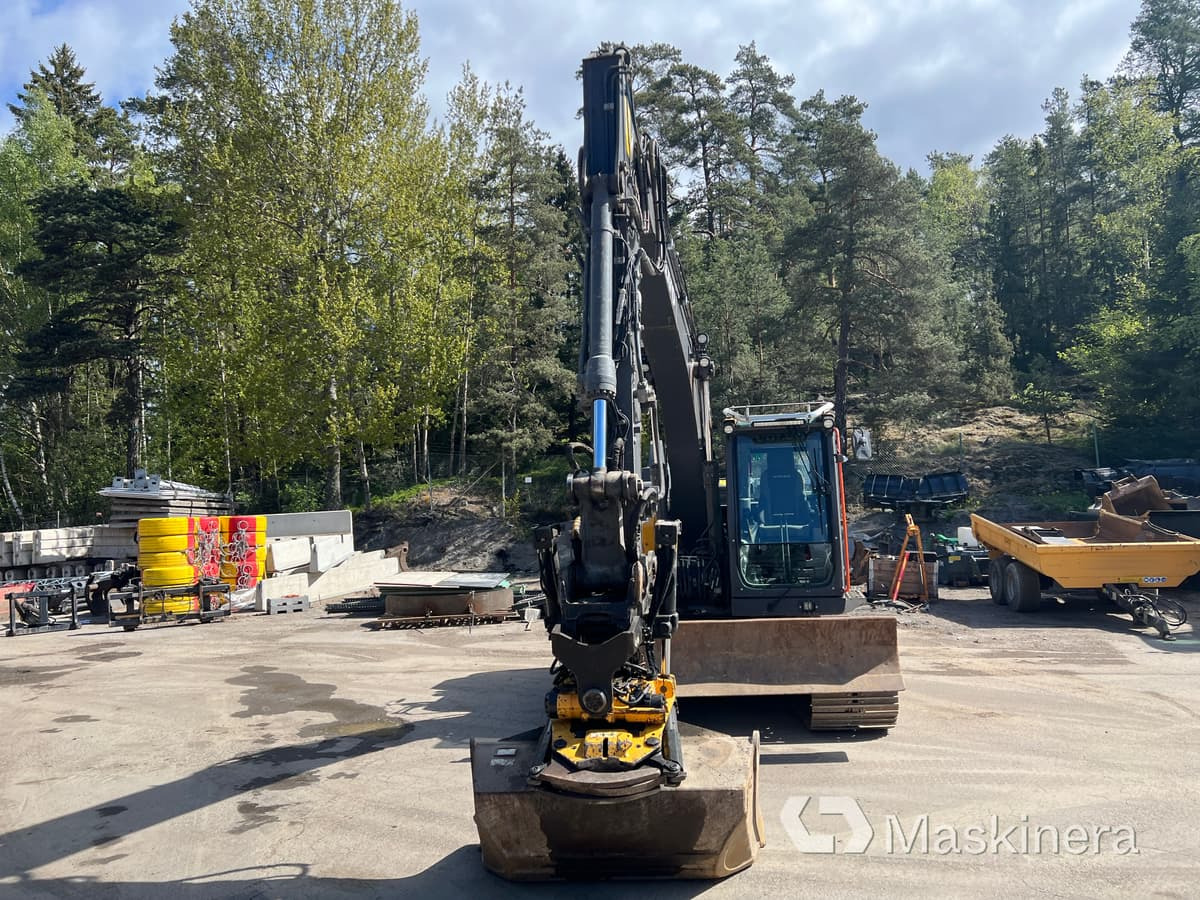 Grävmaskin Volvo EC140EL med 3 skopor - Lánctalpas kotró: 2 kép. Grävmaskin Volvo EC140EL med 3 skopor - Lánctalpas kotró: 2 kép.