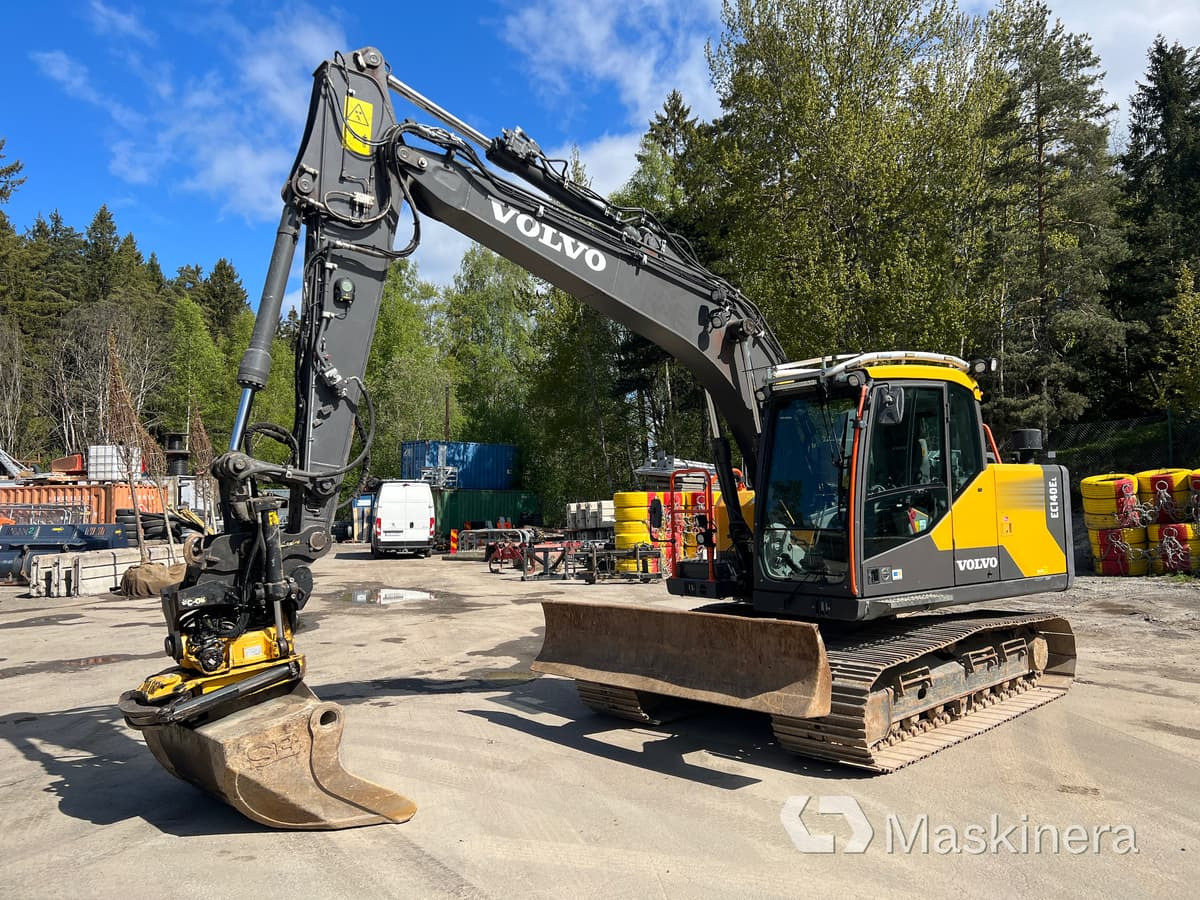 Grävmaskin Volvo EC140EL med 3 skopor - Lánctalpas kotró: 1 kép. Grävmaskin Volvo EC140EL med 3 skopor - Lánctalpas kotró: 1 kép.