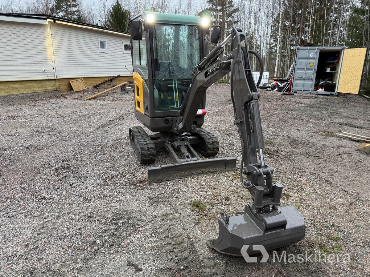 Grävmaskin Volvo EC18C med redskap - Lánctalpas kotró: 2 kép. Grävmaskin Volvo EC18C med redskap - Lánctalpas kotró: 2 kép.