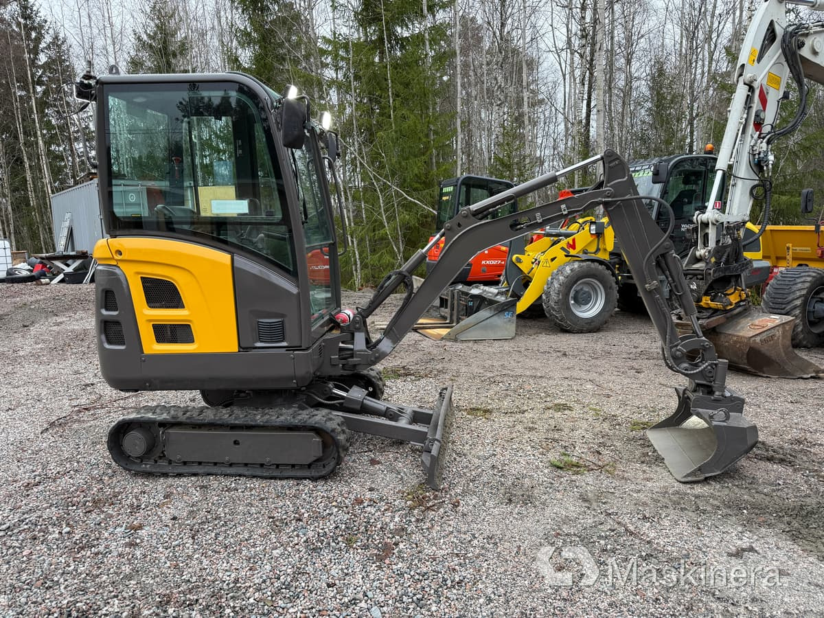 Grävmaskin Volvo EC18C med redskap - Lánctalpas kotró: 4 kép. Grävmaskin Volvo EC18C med redskap - Lánctalpas kotró: 4 kép.