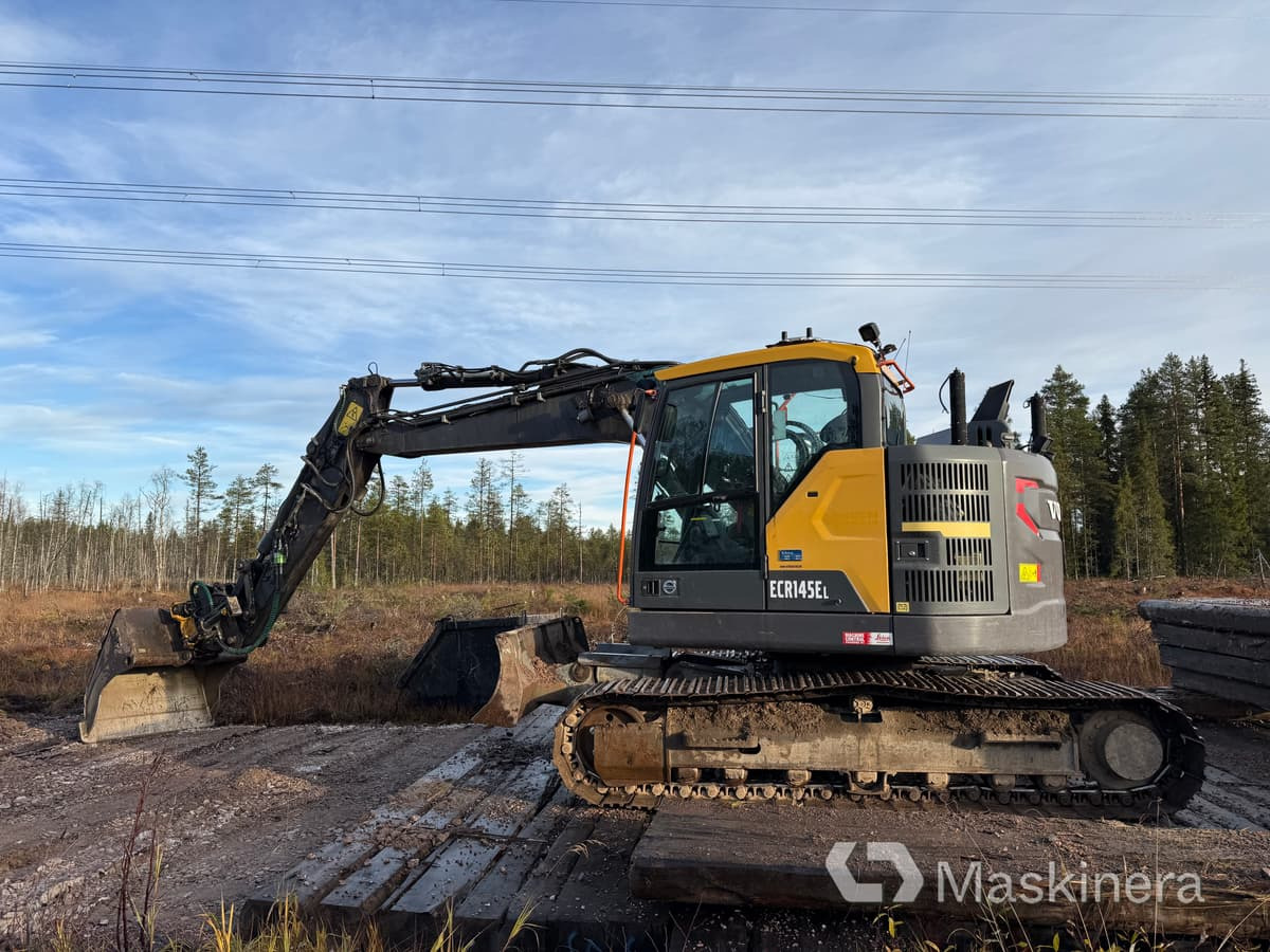 Grävmaskin Volvo ECR145EL - Lánctalpas kotró: 2 kép. Grävmaskin Volvo ECR145EL - Lánctalpas kotró: 2 kép.