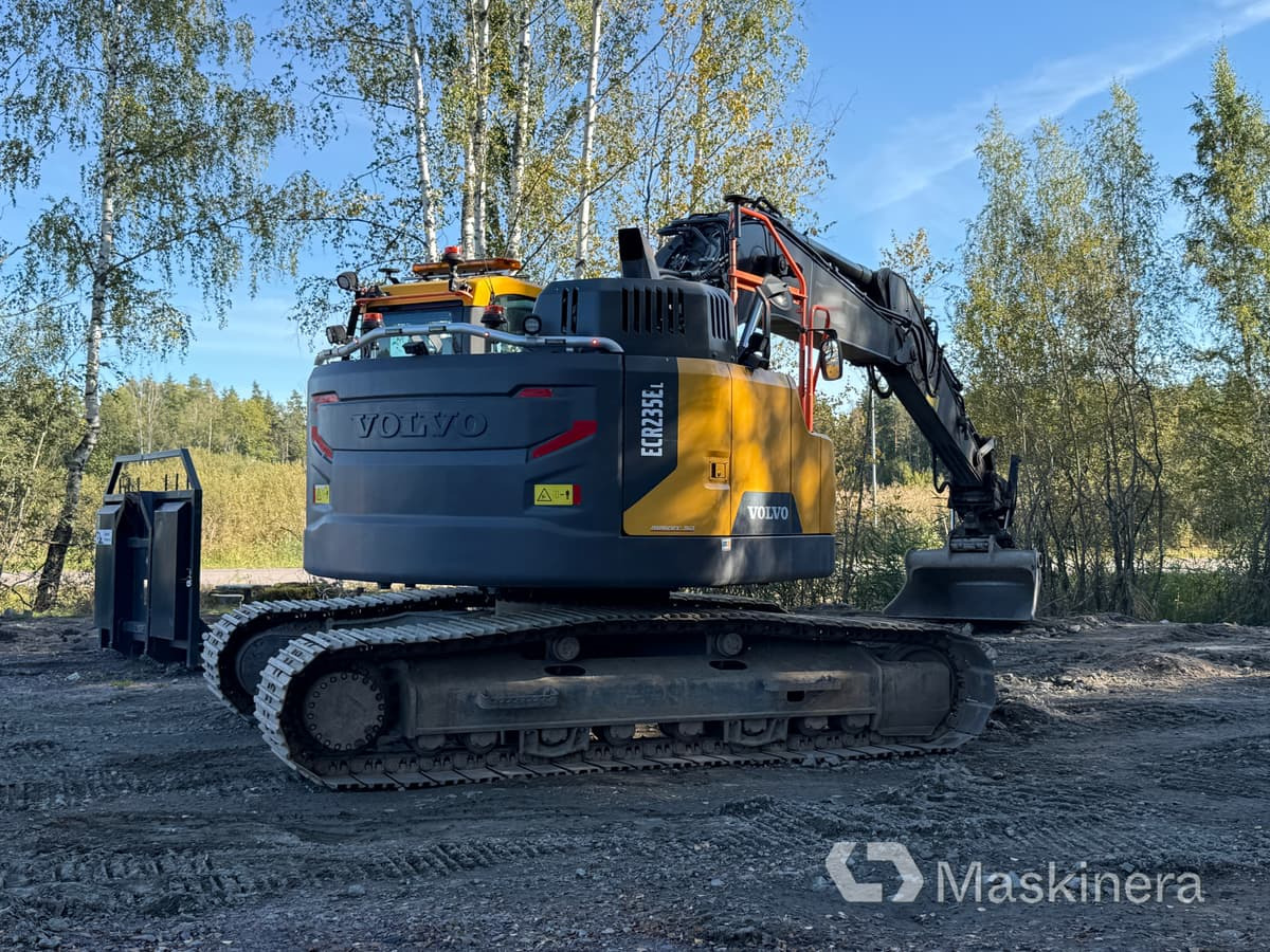 Grävmaskin Volvo ECR235EL - Lánctalpas kotró: 2 kép. Grävmaskin Volvo ECR235EL - Lánctalpas kotró: 2 kép.