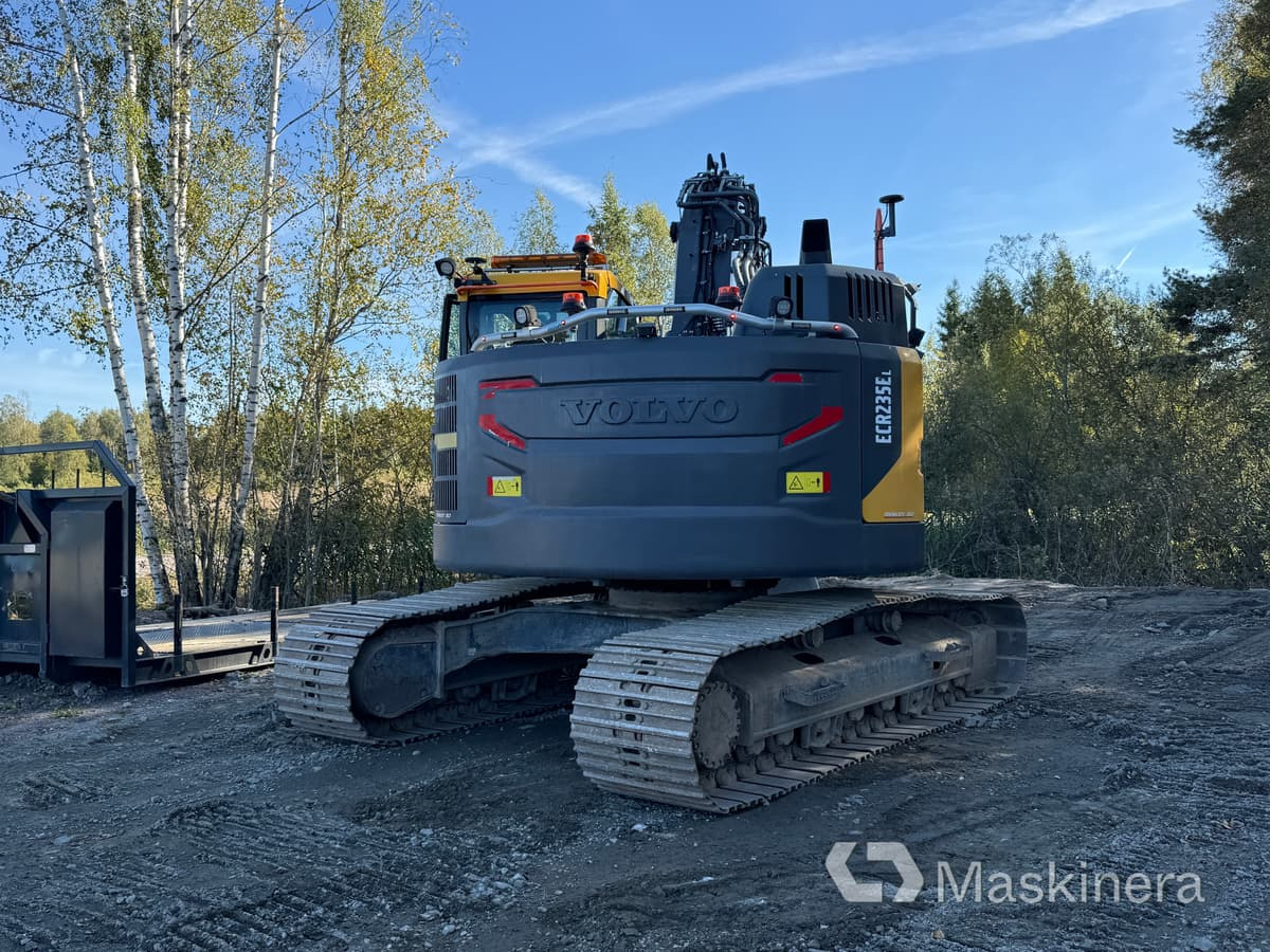 Grävmaskin Volvo ECR235EL - Lánctalpas kotró: 3 kép. Grävmaskin Volvo ECR235EL - Lánctalpas kotró: 3 kép.
