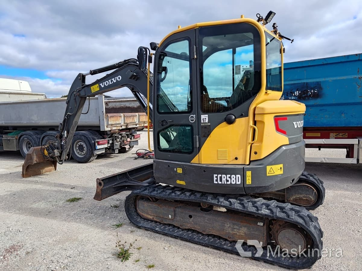 Grävmaskin Volvo ECR58D - Lánctalpas kotró: 2 kép. Grävmaskin Volvo ECR58D - Lánctalpas kotró: 2 kép.