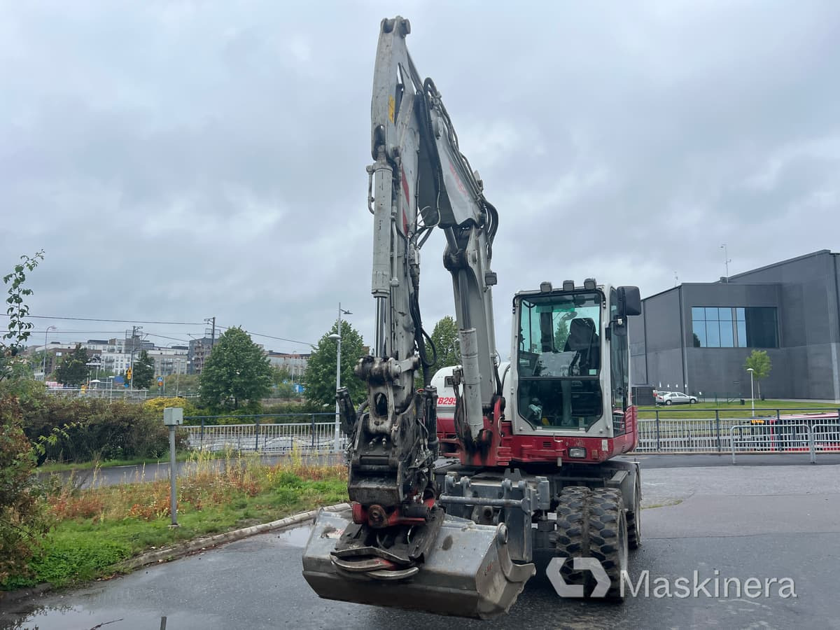 Hjulgrävare Takeuchi TB295W - Lánctalpas kotró: 2 kép. Hjulgrävare Takeuchi TB295W - Lánctalpas kotró: 2 kép.