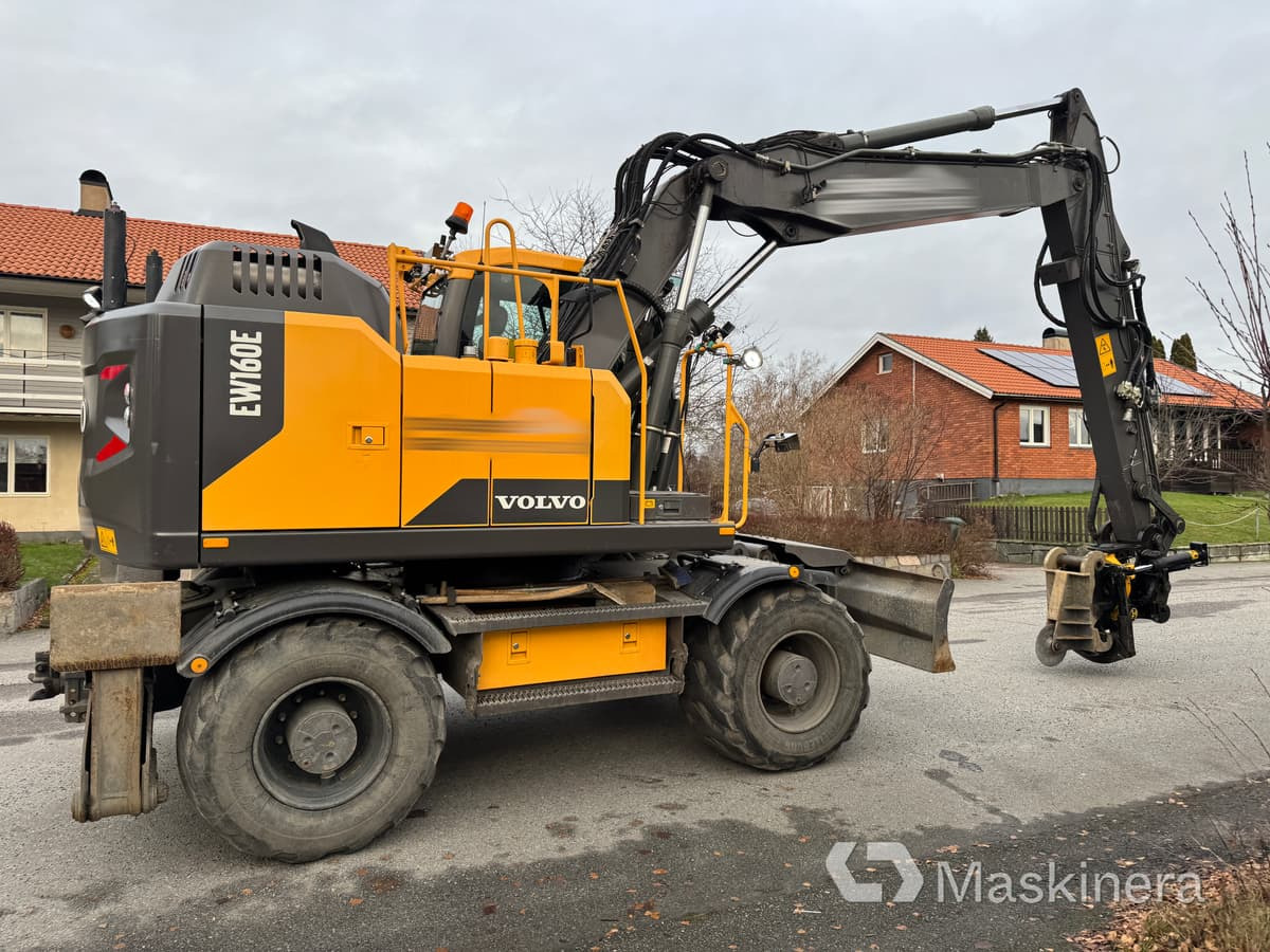 Hjulgrävare Volvo EW160E - Lánctalpas kotró: 5 kép. Hjulgrävare Volvo EW160E - Lánctalpas kotró: 5 kép.