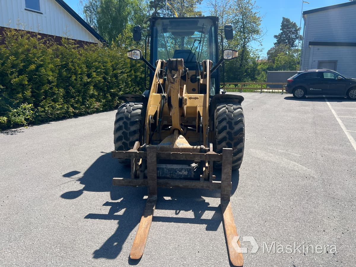 Hjullastare CAT 906M med redskap - Gumikerekes homlokrakodó: 2 kép. Hjullastare CAT 906M med redskap - Gumikerekes homlokrakodó: 2 kép.