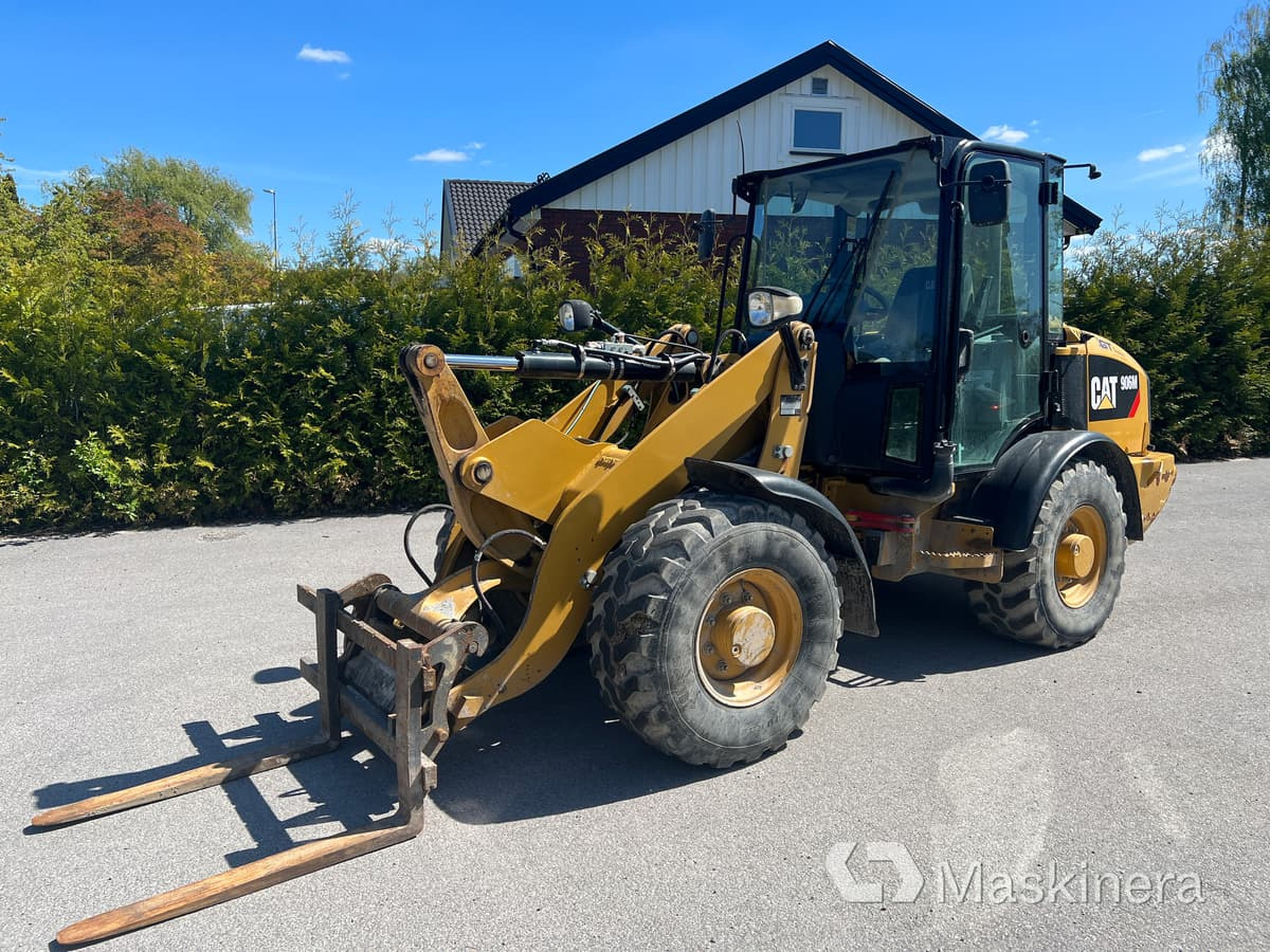 Hjullastare CAT 906M med redskap - Gumikerekes homlokrakodó: 1 kép. Hjullastare CAT 906M med redskap - Gumikerekes homlokrakodó: 1 kép.