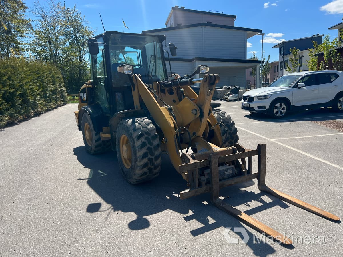 Hjullastare CAT 906M med redskap - Gumikerekes homlokrakodó: 3 kép. Hjullastare CAT 906M med redskap - Gumikerekes homlokrakodó: 3 kép.