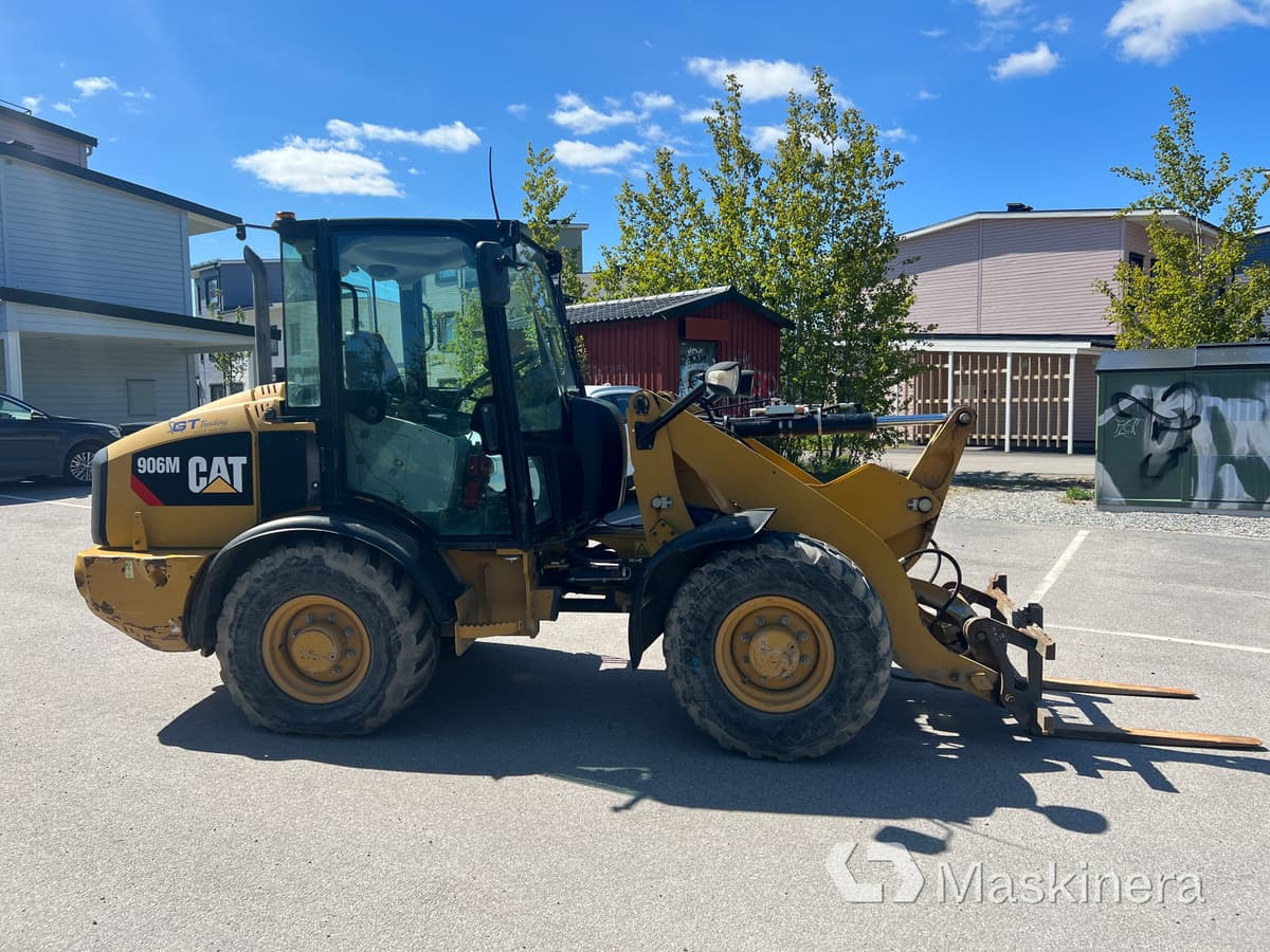 Hjullastare CAT 906M med redskap - Gumikerekes homlokrakodó: 4 kép. Hjullastare CAT 906M med redskap - Gumikerekes homlokrakodó: 4 kép.