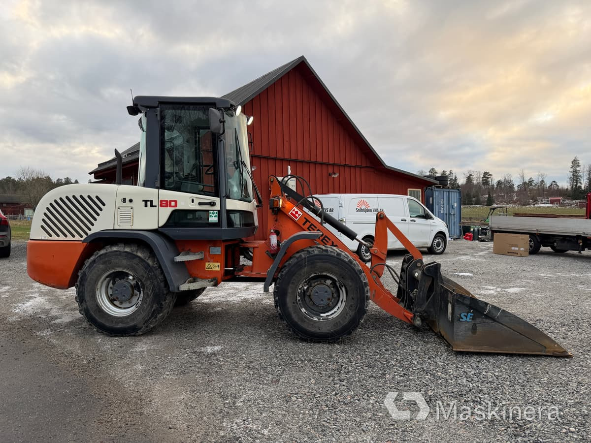 Hjullastare Terex TL80 med tillbehör - Gumikerekes homlokrakodó: 4 kép. Hjullastare Terex TL80 med tillbehör - Gumikerekes homlokrakodó: 4 kép.