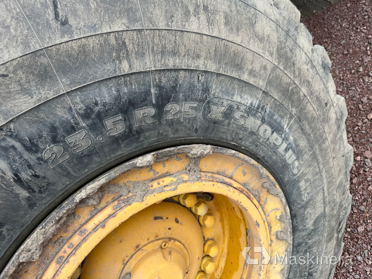 Gumikerekes homlokrakodó Hjullastare Volvo L110E: 22 kép.