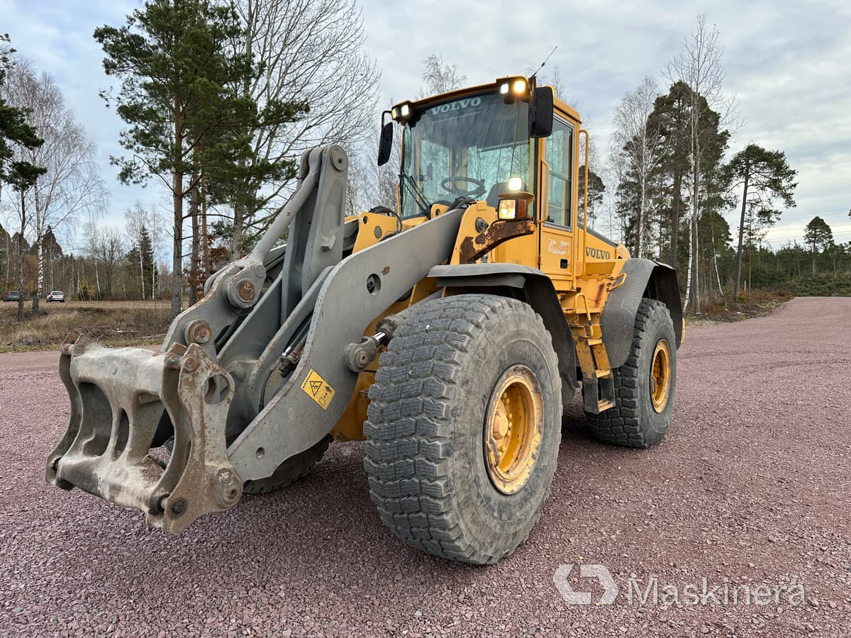 Gumikerekes homlokrakodó Hjullastare Volvo L110E: 9 kép.