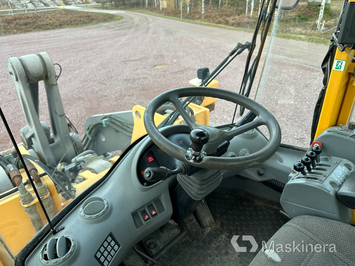 Gumikerekes homlokrakodó Hjullastare Volvo L110E: 39 kép.