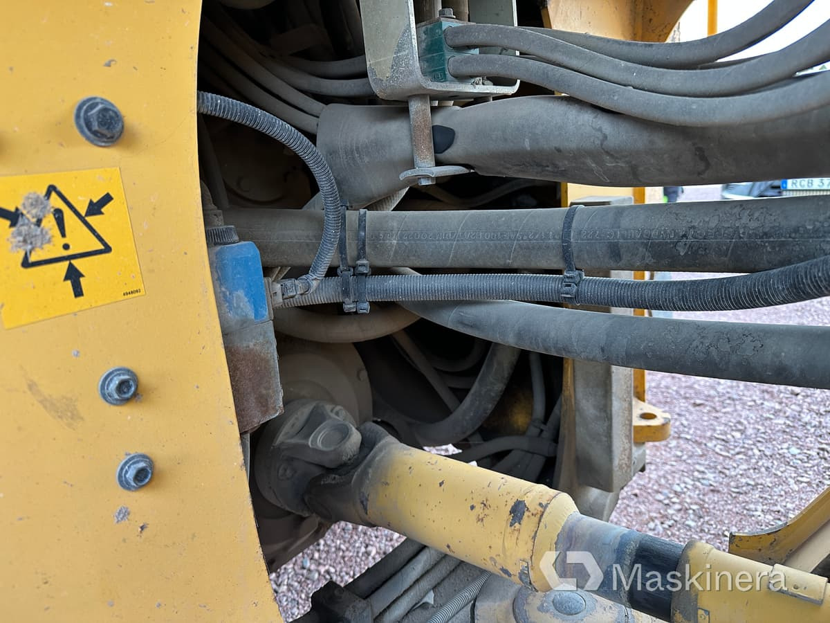 Gumikerekes homlokrakodó Hjullastare Volvo L110E: 33 kép.
