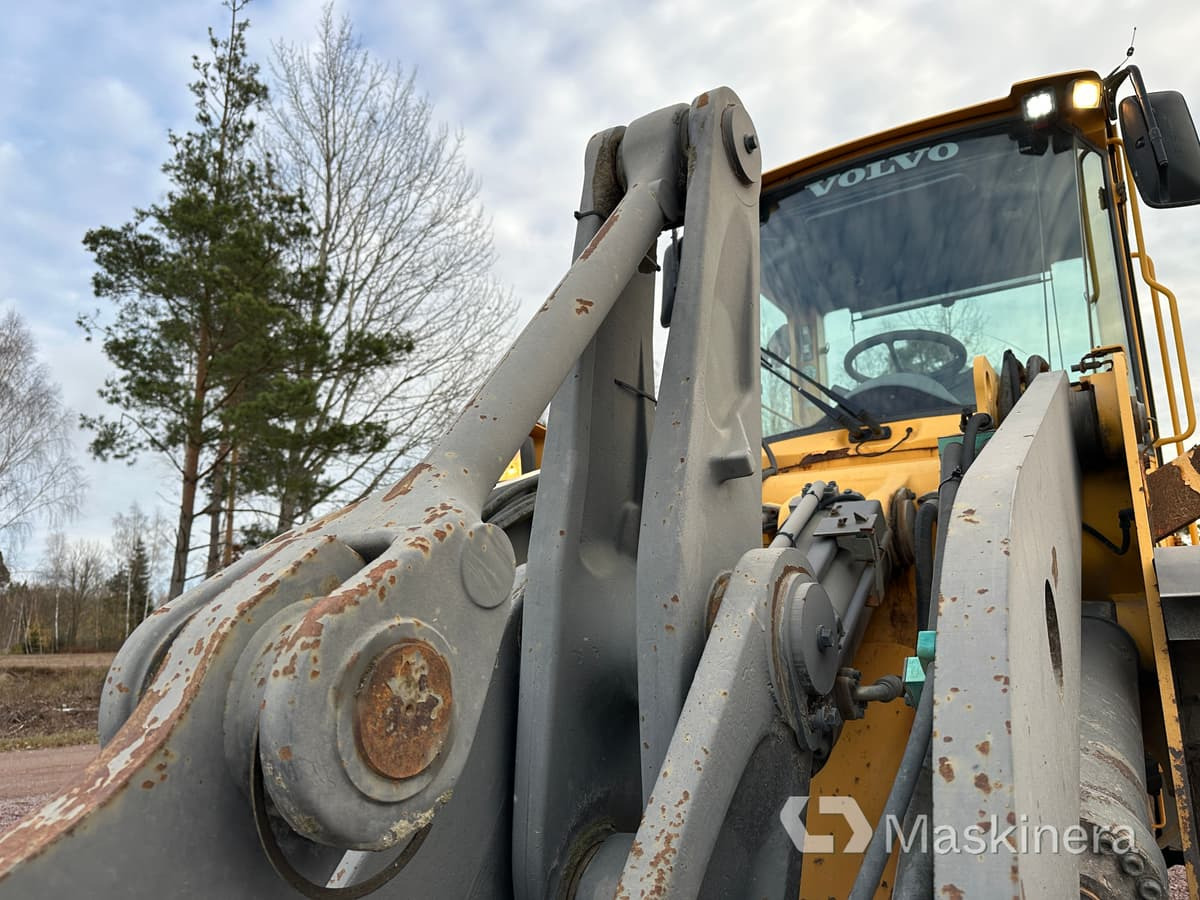 Gumikerekes homlokrakodó Hjullastare Volvo L110E: 19 kép.