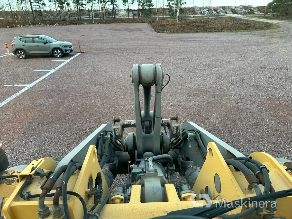 Gumikerekes homlokrakodó Hjullastare Volvo L110E: 45 kép.