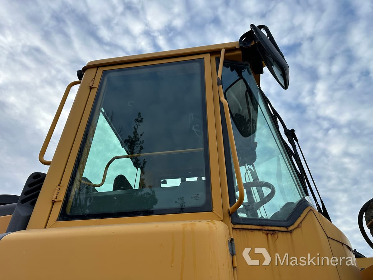 Gumikerekes homlokrakodó Hjullastare Volvo L110E: 35 kép.